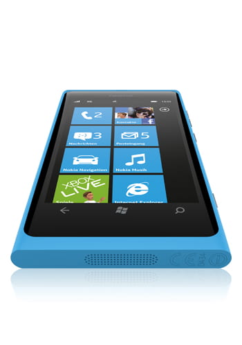 Nokia Lumia 800 cyan