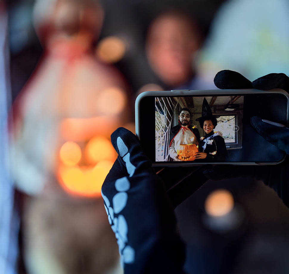 Jemand macht ein Foto von zwei Leuten in Halloween Kostümen.