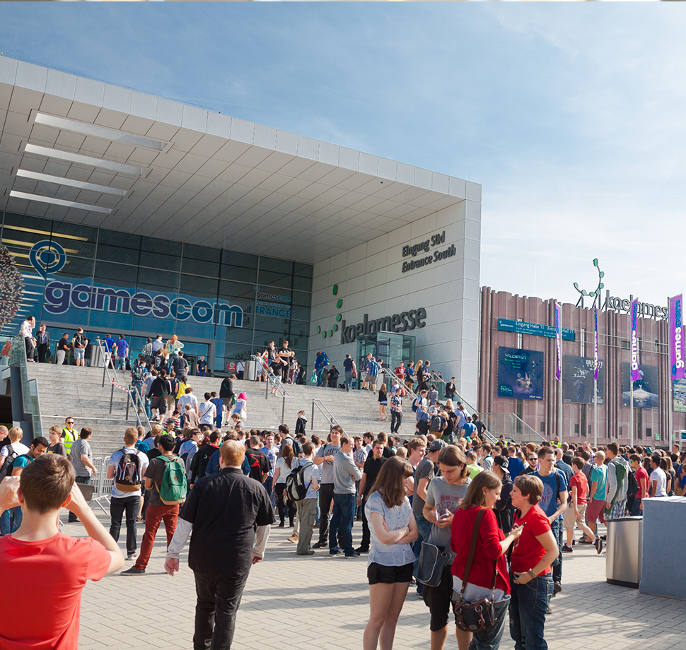 Viele Besucher der Gamescom auf dem Gelände der Koelnmesse.