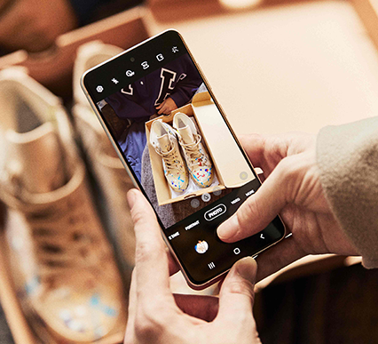 Das Super AMOLED-Display des Galaxy S22 bietet bis zu 120 Hertz und eine enorme Helligkeit.