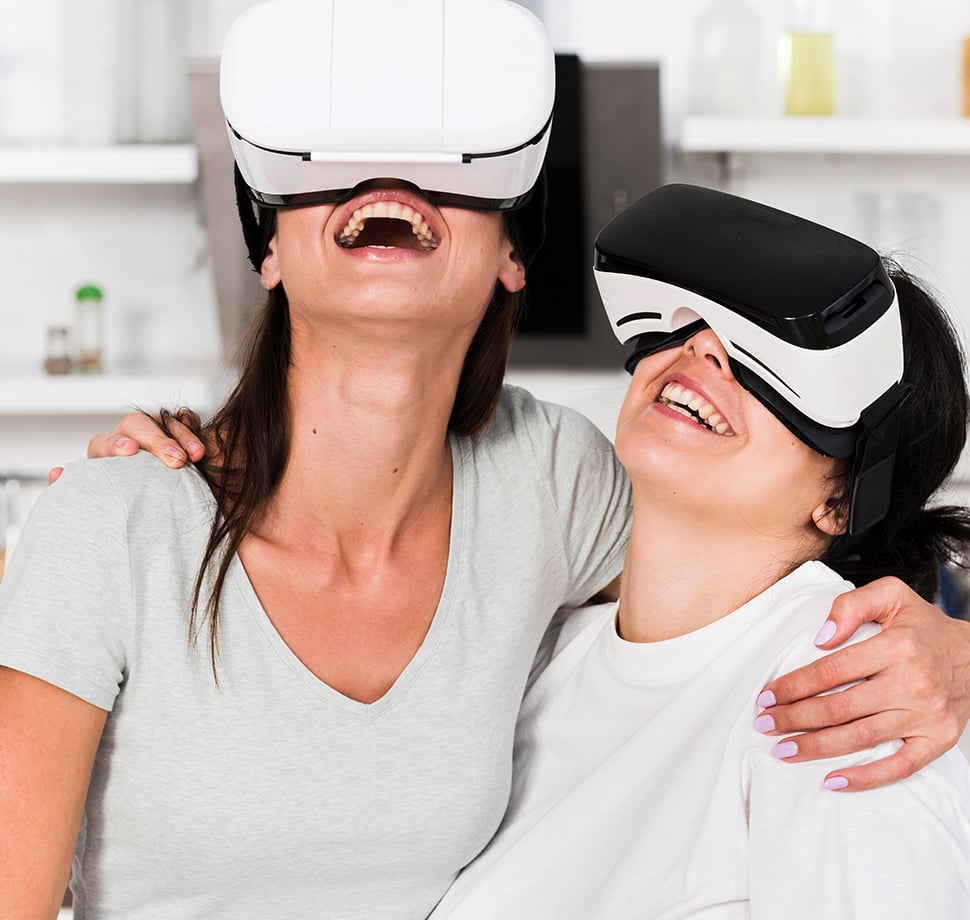 Mutter und Tochter mit VR-Brillen erleben gemeinsam virtuelle Welten – kreative Muttertagsideen 2026 und moderne Geschenke für Mama mit Technikfaktor.